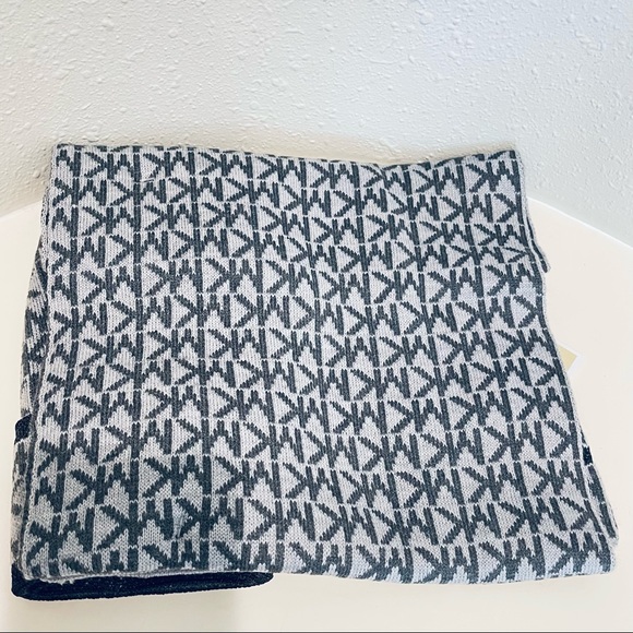 Michael Kors Monogram Knit 2 Piece Set Gift Scarf& Gloves OS NWT - Picture 2 of 5